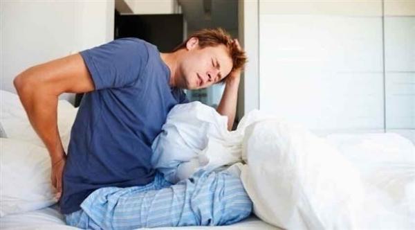 الراحة في السرير.. تزيد آلام الظهر