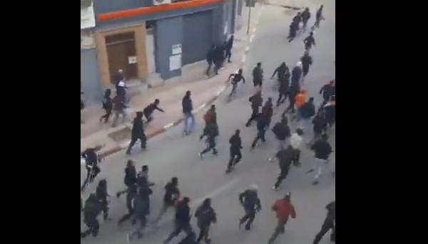 هيجان جمهور الوداد في شوارع الحسيمة