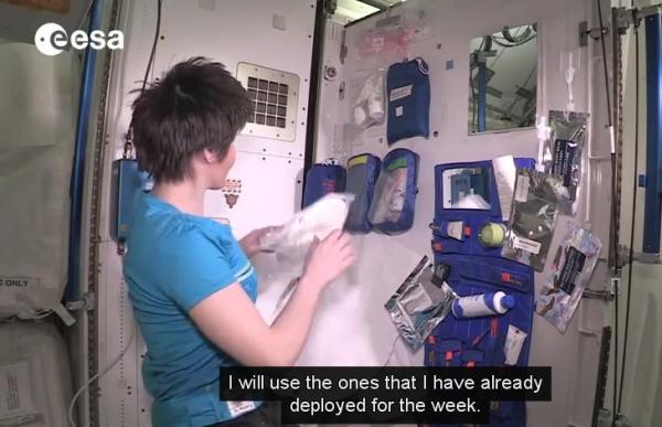 بالفيديو: كيف تحافظ على نظافتك الشخصية في الفضاء؟