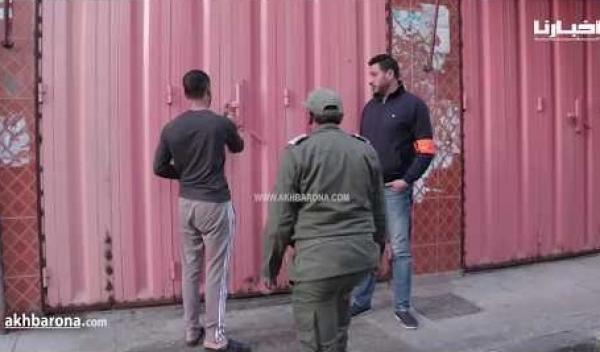 شاهد كيف تعامل رجال السلطة مع أصحاب المحلات التجارية بعد حلول موعد إغــــلاقها