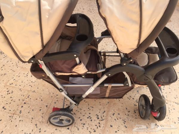 مؤلم .. .دراجة نارية ترسل سيدة و طفلها الذي  كان في عربته للمستعجلات