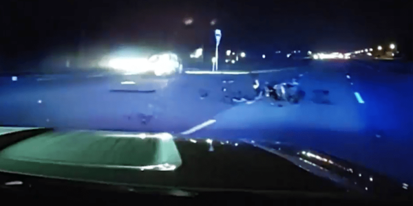 لحظة قيام شرطي بتدخل بطولي لإنقاذ رضيعة بعد حادث سير(فيديو)