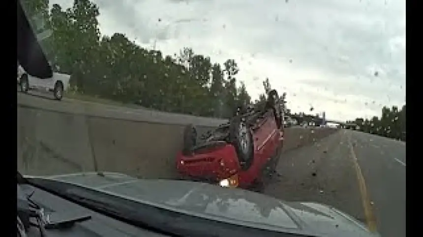 بالفيديو...امرأة مخمورة تنقلب بسيارتها أثناء محاولتها الهروب من الشرطة