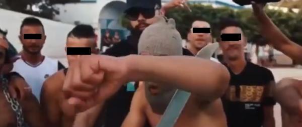 متورط في جريمة قتل.. الأمن يُحدد هويات أصحاب أغنية "راب" بأسلحة بيضاء ويعتقل أحدهم