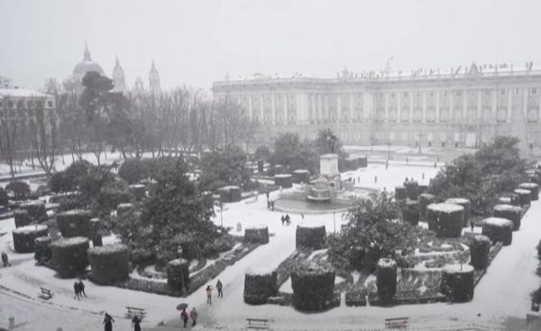 عاصفة ثلجية نادرة تتسبب في إغلاق مطار مدريد وعدة طرقات