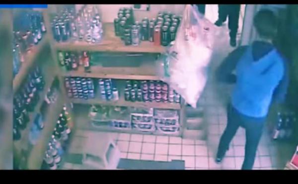 بالفيديو: عامل متجر يواجه لصاً مسلحاً بعبوات المشروبات الغازية