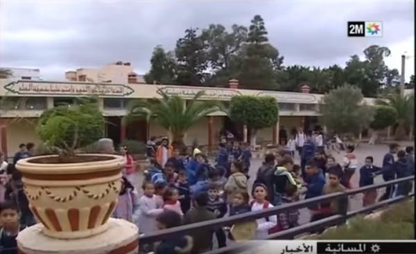 مدير مدرسة ابتدائية يحول مؤسسته إلى تحفة فنية بواسطة الخط العربي