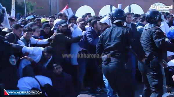 "الزرواطة" وخراطيم المياه لتفريق مسيرة الاساتذة المتعاقدين بالرباط في ذكرى" 20 فبراير"