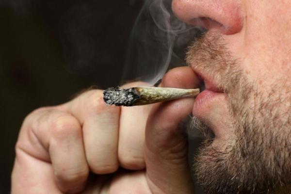 سابقة بالمغرب: قاض يقرر عدم متابعة مدمن على "المخدرات" بسبب عدم إشعاره بحق في "العلاج"