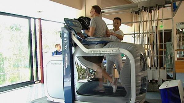 جهاز يساعد مرضى الفصال العظمي على الحركة دون آلام