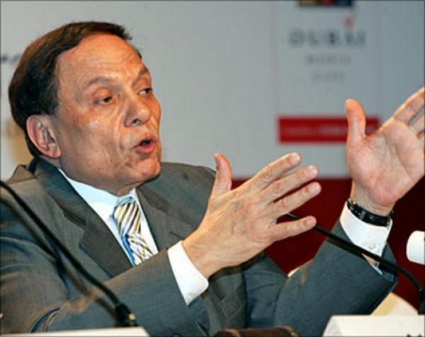 عادل إمام: من حق الإسلاميين الحكم طالما جاءوا بإرادة الناخبين