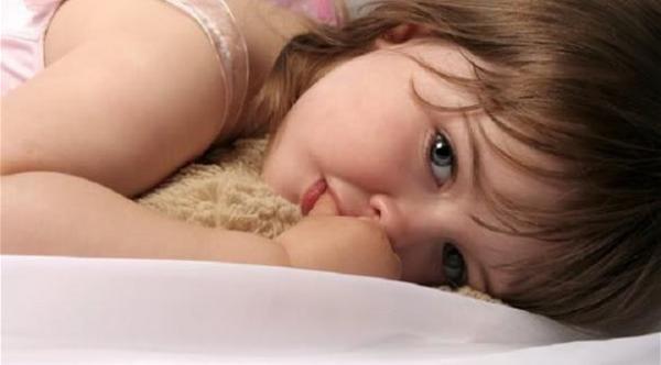 لماذا يمص الطفل إبهامه؟