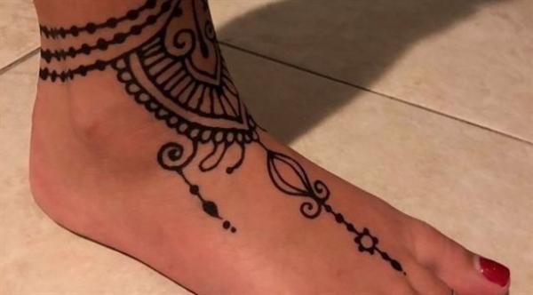 نقشة  حنّاء تتسبب في دخول امريكية للمستشفى