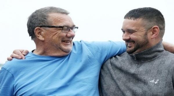 شاب بريطاني ينجح في إنقاذ حياة والده مستخدماً ما كان يشاهده على شاشة التلفزيون