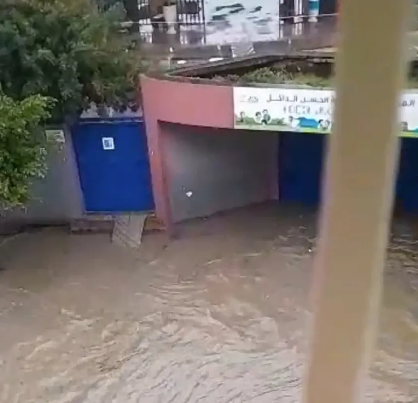 طنجة "تغرق".. أطر وتلاميذ محاصرون ومطالب شعبية بمحاسبة المسؤولين عن عدم تعليق الدراسة