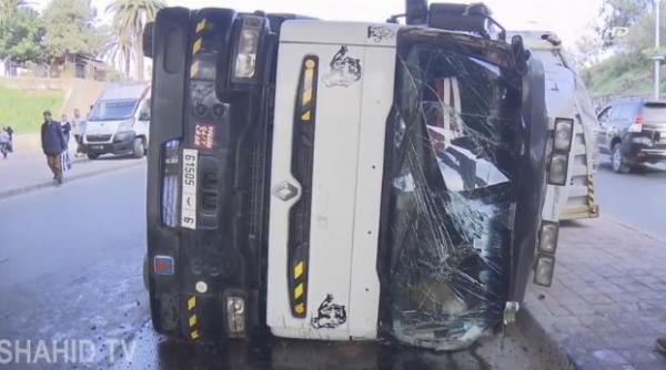 شاحنة كبيرة تصطدم بقنطرة وتسقط على سيارة بشارع الحسن الثاني بسلا