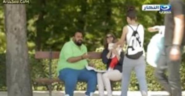 بالفيديو.. رد فعل المارة على إلقاء مصرى حفاضة أطفال في شوارع إسبانيا