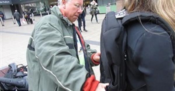 بالفيديو والصور.. أول حقيبة ضد السرقة تتعرض لاختبار قاس