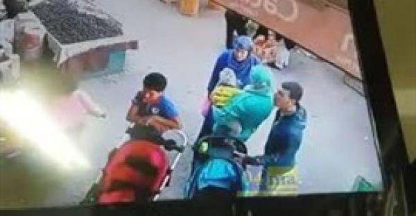 بالفيديو.. لحظة سرقة حافظة نقود من امرأة في أحد اسواق مدينة فاس