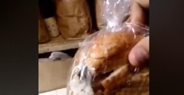 العثور على فأر داخل كيس خبز (فيديو)