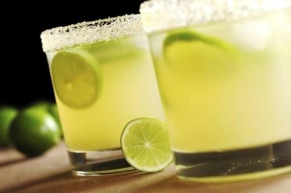 من أجل صحتك، تناولي عصير الليمون الدافئ