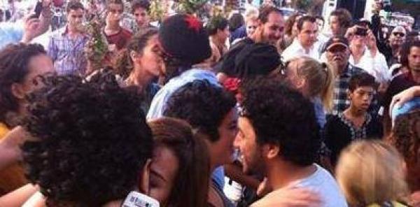 قُبلة التضامن تُشعل صفحات التواصل الإجتماعي سُخرية