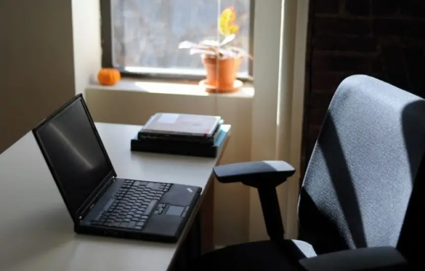 برلمانية تطالب باعتماد "العمل عن بعد" في الإدارات العمومية