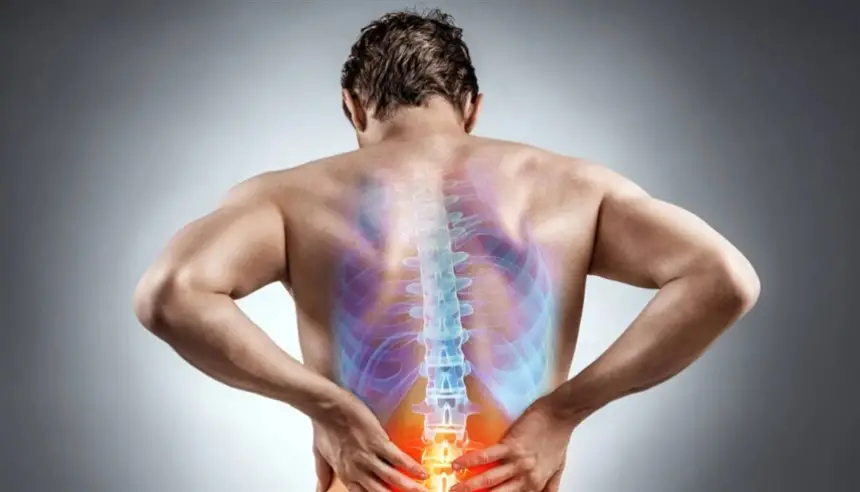 النوم على البطن يزيد خطر آلام أسفل الظهر.. نصائح لتقليل الضرر