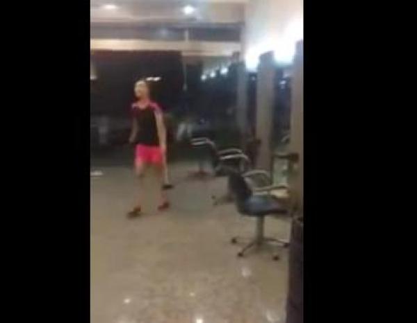 بالفيديو: امرأة غاضبة تهاجم صالون حلاقة بمطرقة وتحطمه