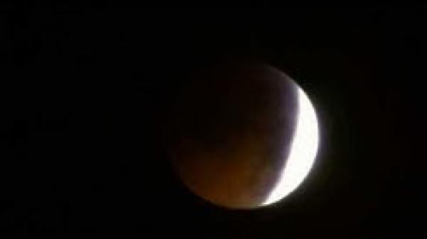 شاهد في أربع دقائق مراحل الخسوف الكلى للقمر بسماء الرشيدية