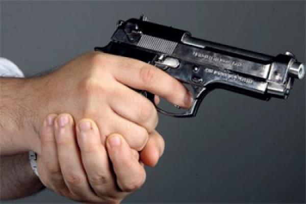 بائع مجوهرات يطلق النار على شخصين اقتحما متجره في بلدة بشمال إيطاليا