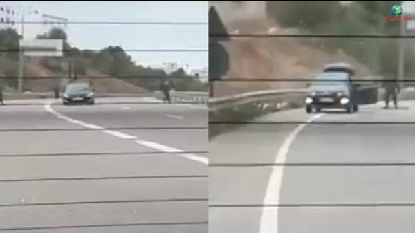 لحظة إعتراض رجال الجمارك لسيارة في الطريق السيار