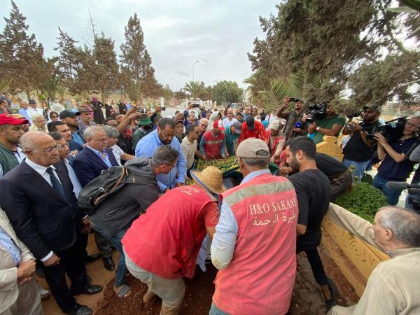 بالصور.. تشييع جنازة أيقونة العمل الإنساني "عائشة الشنا" في أجواء مهيبة