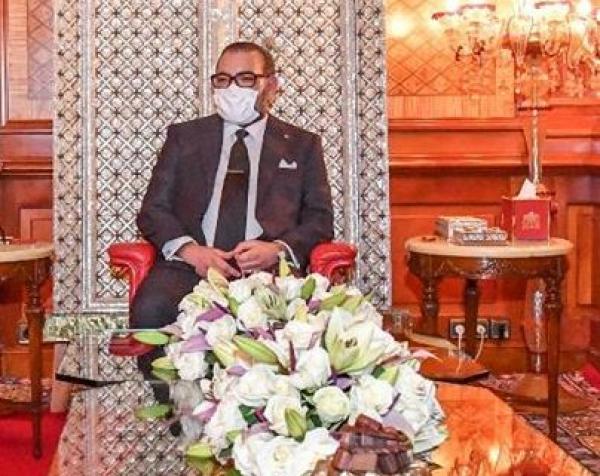 مرتديا الكمامة ..الملك محمد السادس يتجول في شوارع العاصمة لتفقد أحوال شعبه في زمن الحجر الصحي