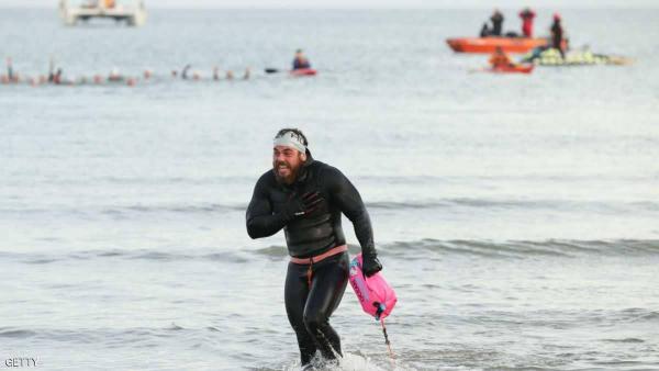 سباح يدخل التاريخ بـ"157 يوما متصلا في الماء"