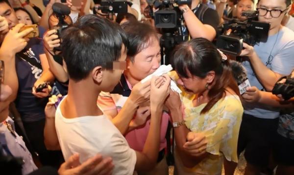 بعد 18 من الاختطاف ..طفل يتمكن من العثور على والديه بواسطة تطبيق مماثل لفيس أب