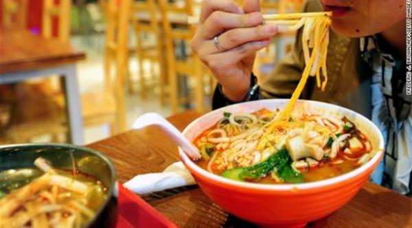 مطعم صيني يجتذب الزبائن بطبق "إندومي بالمخدرات"