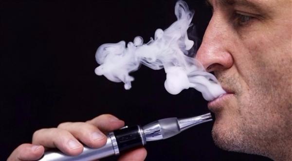الأطفال المعايشون لمدخني السجائر الإلكترونية يعتقدون أن التدخين جيد