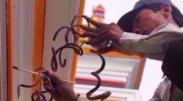 بالصور: هذه أظافر رجل لم يقصها منذ 35 عاماً