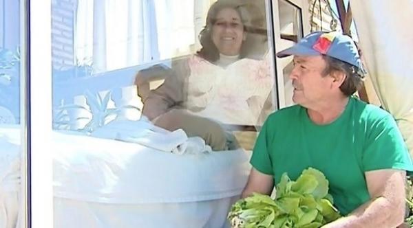 تعيش في قفص زجاجي 13 عاماً بسبب حالة نادرة