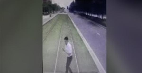 بالفيديو.. ترام يصدم رجلا انشغل بالتحديق في هاتفه