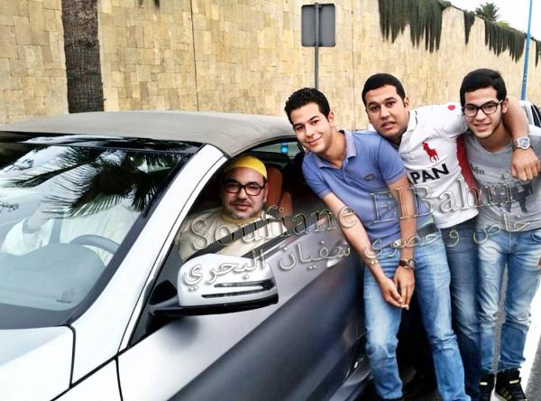 الملك دار الكلاكسون و قال لثلاثة شبان في الدار البيضاء &quot; تبعوني، تبعوني باش ناخدوا تصويرة &quot;