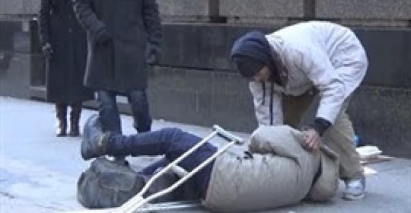 بالفيديو.. رد فعل المارة على معاق يسقط في الشارع ويطلب المساعدة