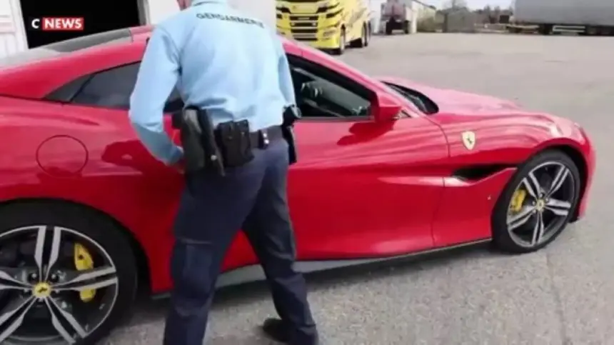 مخالفة سرعة بسيارة فيراري تكشف عن شبكة احتيال اجتماعي في فرنسا