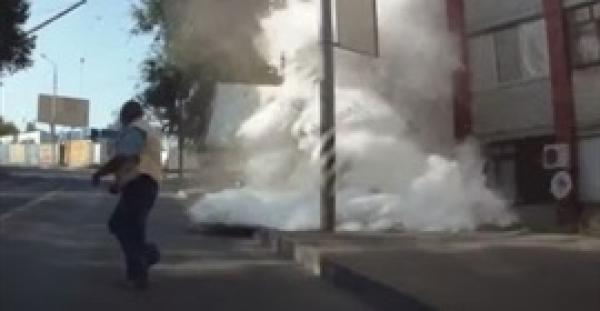 بالفيديو.. لحظة اصطدام شاحنة محملة بالدقيق بمبنى