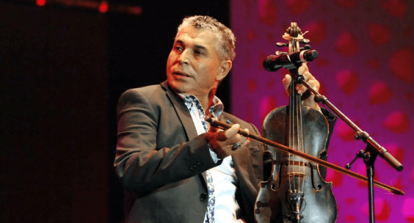 شخص ينصب باسم الفنان الشعبي "الستاتي" والأخير يلجأ إلى القضاء ويحذر جمهوره