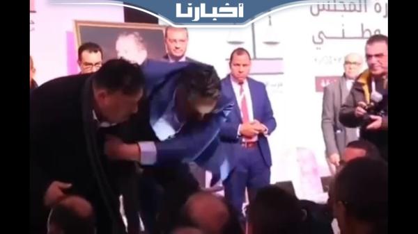 لحظة صفع قيادي استقلالي للبرلماني التطواني منصف الطوب