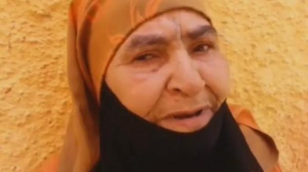 فيديو مؤلم ...صرخة عجوز تسبب لها إبنها المختل عقليا في إعاقة وعذبها بالكي بالنار وطردها للشارع