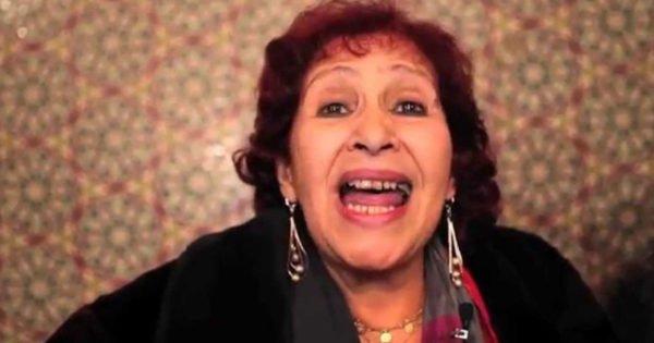 بالصورة...الفنانة "عائشة ماهماه" تفاجئ المغاربة بصورة لها حليقة الرأس وتكشف عن سبب ذلك