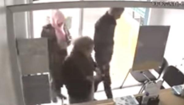 بالفيديو...عملية سطو مسلح على وكالة تحويل أموال بطنجة وسرقة ما يفوق 4 ملايين سنتيم